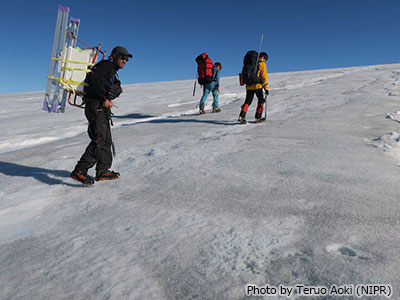 Members carrying heavy packs on the Qaanaaq Ice Cap